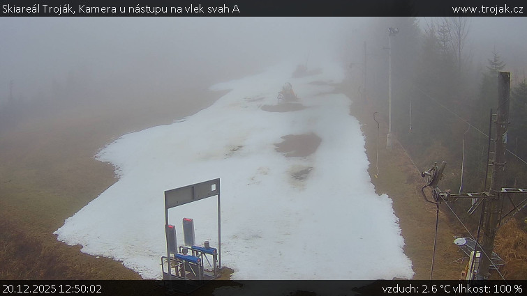 Skiareál Troják - Kamera u nástupu na vlek svah A - 20.12.2025 v 12:50