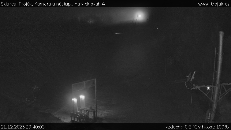 Skiareál Troják - Kamera u nástupu na vlek svah A - 21.12.2025 v 20:40