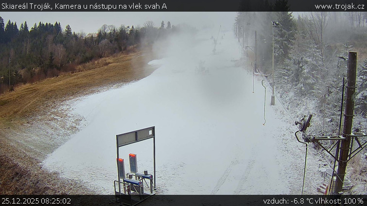 Skiareál Troják - Kamera u nástupu na vlek svah A - 25.12.2025 v 08:25