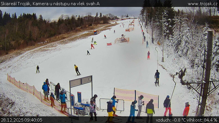 Skiareál Troják - Kamera u nástupu na vlek svah A - 28.12.2025 v 09:40