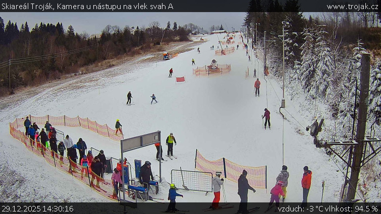 Skiareál Troják - Kamera u nástupu na vlek svah A - 29.12.2025 v 14:30
