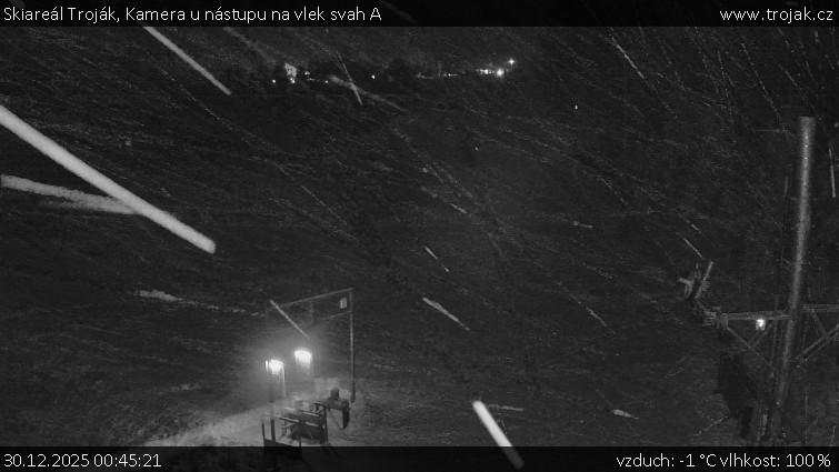 Skiareál Troják - Kamera u nástupu na vlek svah A - 30.12.2025 v 00:45