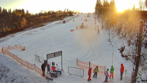 Skiareál Troják - Kamera u nástupu na vlek svah A - 30.12.2025 v 09:10