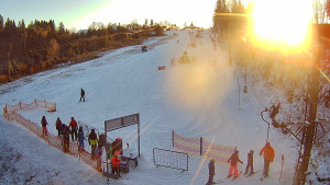 Skiareál Troják - Kamera u nástupu na vlek svah A - 30.12.2025 v 09:15