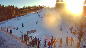 Skiareál Troják - Kamera u nástupu na vlek svah A - 30.12.2025 v 09:25