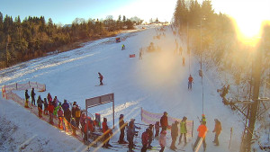 Skiareál Troják - Kamera u nástupu na vlek svah A - 30.12.2025 v 10:15