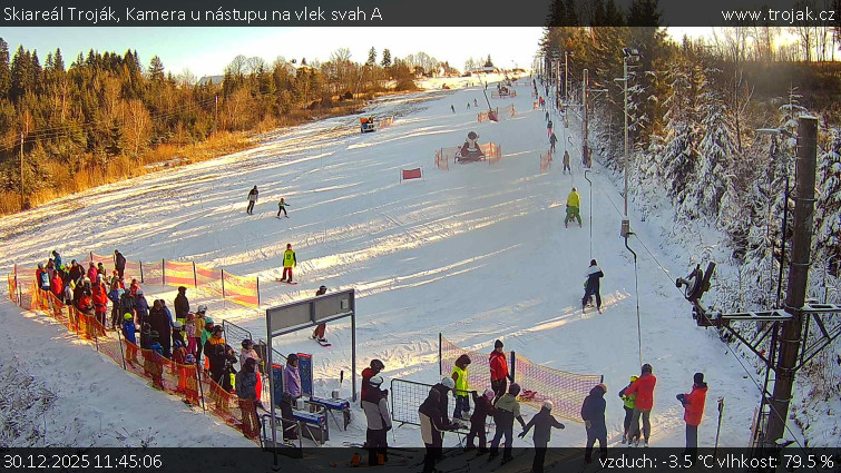 Skiareál Troják - Kamera u nástupu na vlek svah A - 30.12.2025 v 11:45