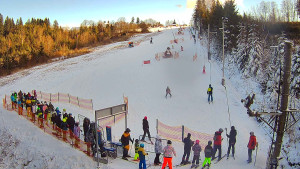 Skiareál Troják - Kamera u nástupu na vlek svah A - 30.12.2025 v 13:25