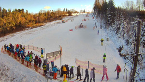 Skiareál Troják - Kamera u nástupu na vlek svah A - 30.12.2025 v 13:30