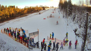 Skiareál Troják - Kamera u nástupu na vlek svah A - 30.12.2025 v 13:50