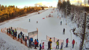 Skiareál Troják - Kamera u nástupu na vlek svah A - 30.12.2025 v 13:55
