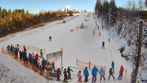 Skiareál Troják - Kamera u nástupu na vlek svah A - 30.12.2025 v 14:05