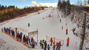 Skiareál Troják - Kamera u nástupu na vlek svah A - 30.12.2025 v 14:20