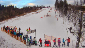 Skiareál Troják - Kamera u nástupu na vlek svah A - 30.12.2025 v 15:35