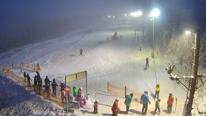 Skiareál Troják - Kamera u nástupu na vlek svah A - 30.12.2025 v 16:25
