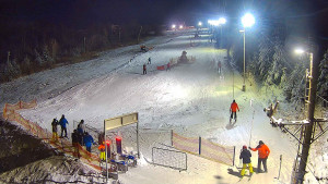 Skiareál Troják - Kamera u nástupu na vlek svah A - 30.12.2025 v 18:05