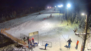 Skiareál Troják - Kamera u nástupu na vlek svah A - 30.12.2025 v 19:05