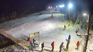 Skiareál Troják - Kamera u nástupu na vlek svah A - 30.12.2025 v 19:20