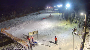 Skiareál Troják - Kamera u nástupu na vlek svah A - 30.12.2025 v 19:45