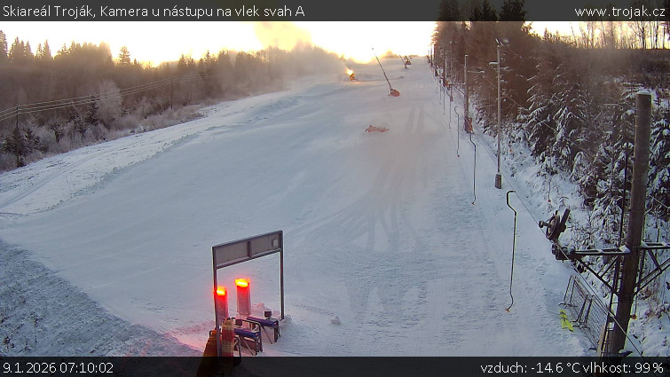 Skiareál Troják - Kamera u nástupu na vlek svah A - 9.1.2026 v 07:10