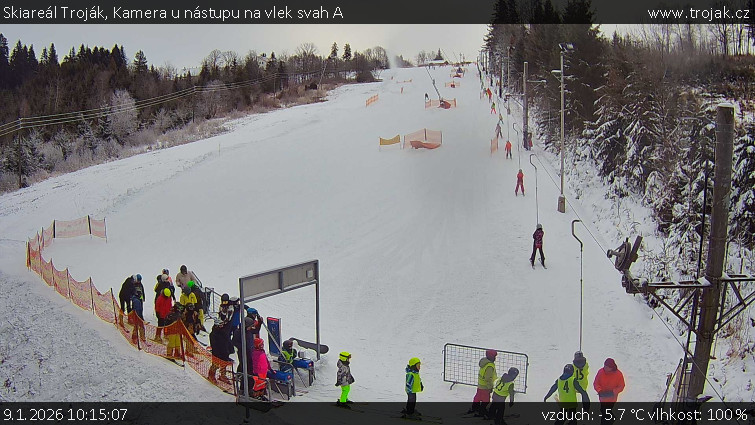 Skiareál Troják - Kamera u nástupu na vlek svah A - 9.1.2026 v 10:15