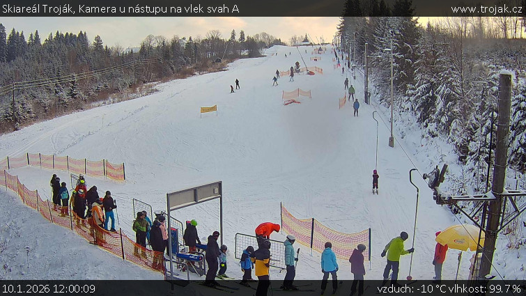 Skiareál Troják - Kamera u nástupu na vlek svah A - 10.1.2026 v 12:00