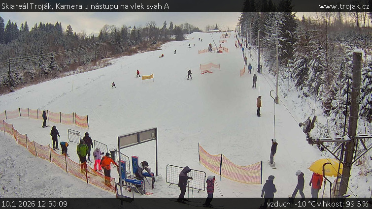 Skiareál Troják - Kamera u nástupu na vlek svah A - 10.1.2026 v 12:30