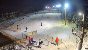 Skiareál Troják - Kamera u nástupu na vlek svah A - 10.1.2026 v 18:55