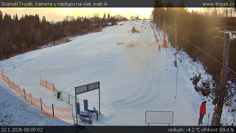 Skiareál Troják - Kamera u nástupu na vlek svah A - 22.1.2026 v 09:05