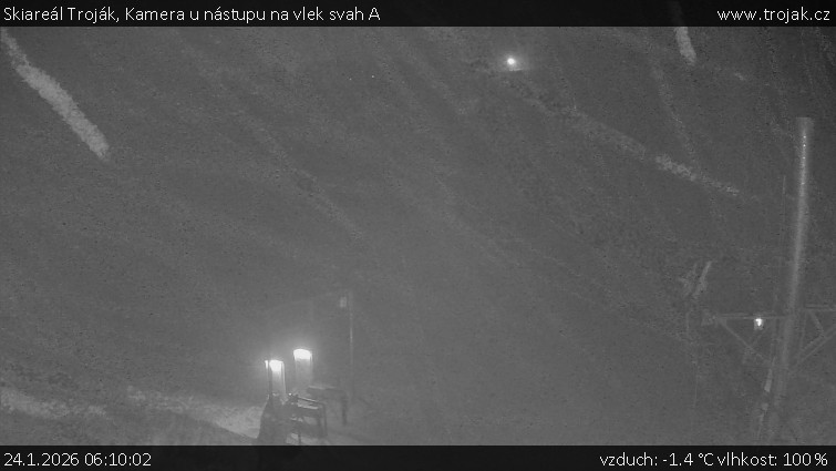 Skiareál Troják - Kamera u nástupu na vlek svah A - 24.1.2026 v 06:10