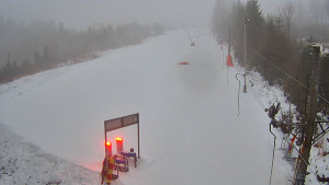 Skiareál Troják - Kamera u nástupu na vlek svah A - 24.1.2026 v 07:10