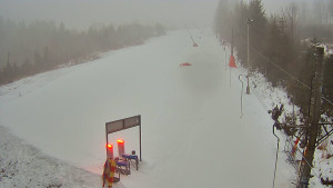 Skiareál Troják - Kamera u nástupu na vlek svah A - 24.1.2026 v 07:15