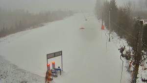 Skiareál Troják - Kamera u nástupu na vlek svah A - 24.1.2026 v 07:25