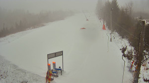 Skiareál Troják - Kamera u nástupu na vlek svah A - 24.1.2026 v 07:35