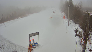 Skiareál Troják - Kamera u nástupu na vlek svah A - 24.1.2026 v 07:40