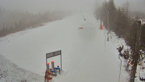 Skiareál Troják - Kamera u nástupu na vlek svah A - 24.1.2026 v 07:45