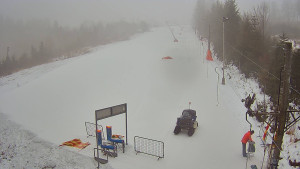 Skiareál Troják - Kamera u nástupu na vlek svah A - 24.1.2026 v 08:00