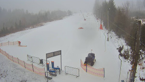 Skiareál Troják - Kamera u nástupu na vlek svah A - 24.1.2026 v 08:10