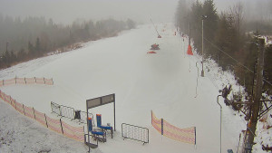 Skiareál Troják - Kamera u nástupu na vlek svah A - 24.1.2026 v 08:25