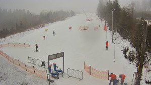 Skiareál Troják - Kamera u nástupu na vlek svah A - 24.1.2026 v 09:25