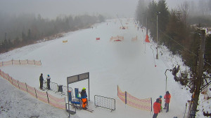 Skiareál Troják - Kamera u nástupu na vlek svah A - 24.1.2026 v 09:30