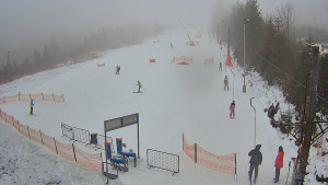 Skiareál Troják - Kamera u nástupu na vlek svah A - 24.1.2026 v 09:45