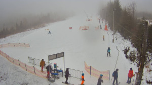 Skiareál Troják - Kamera u nástupu na vlek svah A - 24.1.2026 v 09:55