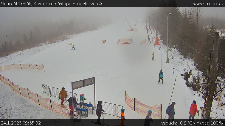 Skiareál Troják - Kamera u nástupu na vlek svah A - 24.1.2026 v 09:55