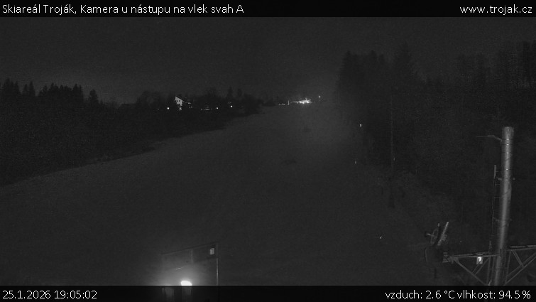 Skiareál Troják - Kamera u nástupu na vlek svah A - 25.1.2026 v 19:05