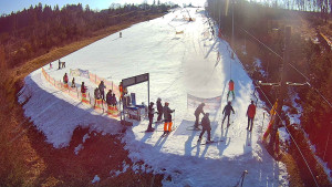 Skiareál Troják - Kamera u nástupu na vlek svah A - 3.3.2026 v 09:40 Skiareál Troják - Kamera u nástupu na vlek svah A - 3.3.2026 v 09:40