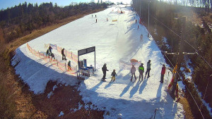 Skiareál Troják - Kamera u nástupu na vlek svah A - 3.3.2026 v 10:05 Skiareál Troják - Kamera u nástupu na vlek svah A - 3.3.2026 v 10:05