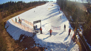 Skiareál Troják - Kamera u nástupu na vlek svah A - 3.3.2026 v 10:55