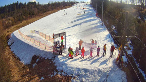 Skiareál Troják - Kamera u nástupu na vlek svah A - 3.3.2026 v 11:30 Skiareál Troják - Kamera u nástupu na vlek svah A - 3.3.2026 v 11:30