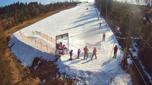 Skiareál Troják - Kamera u nástupu na vlek svah A - 3.3.2026 v 11:35 Skiareál Troják - Kamera u nástupu na vlek svah A - 3.3.2026 v 11:35